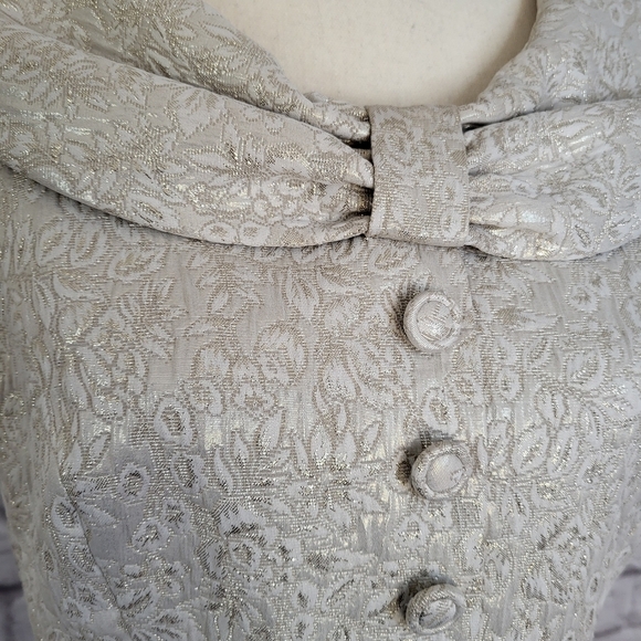 Tahari Dress Cream And Gold Brocade Sleeveless Foldover Round Neckline Size 6 - Picture 4 of 11